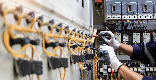 Professional Electrician technician working in Newhall, IA